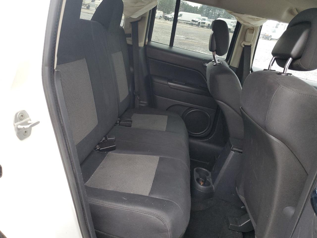 2012 Jeep Liberty (Patriot) - Image 12
