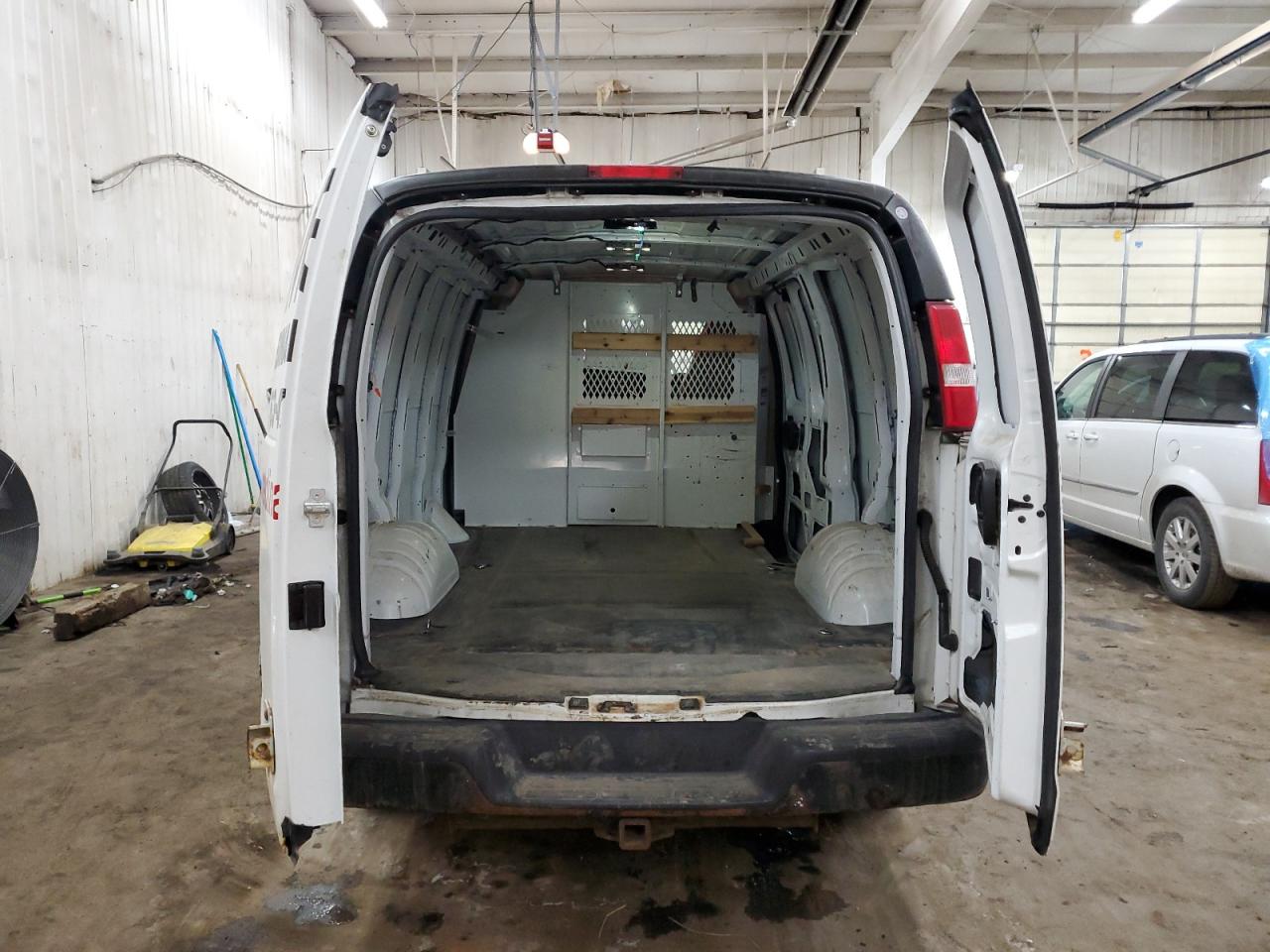 2016 Chevrolet Express - Image 10