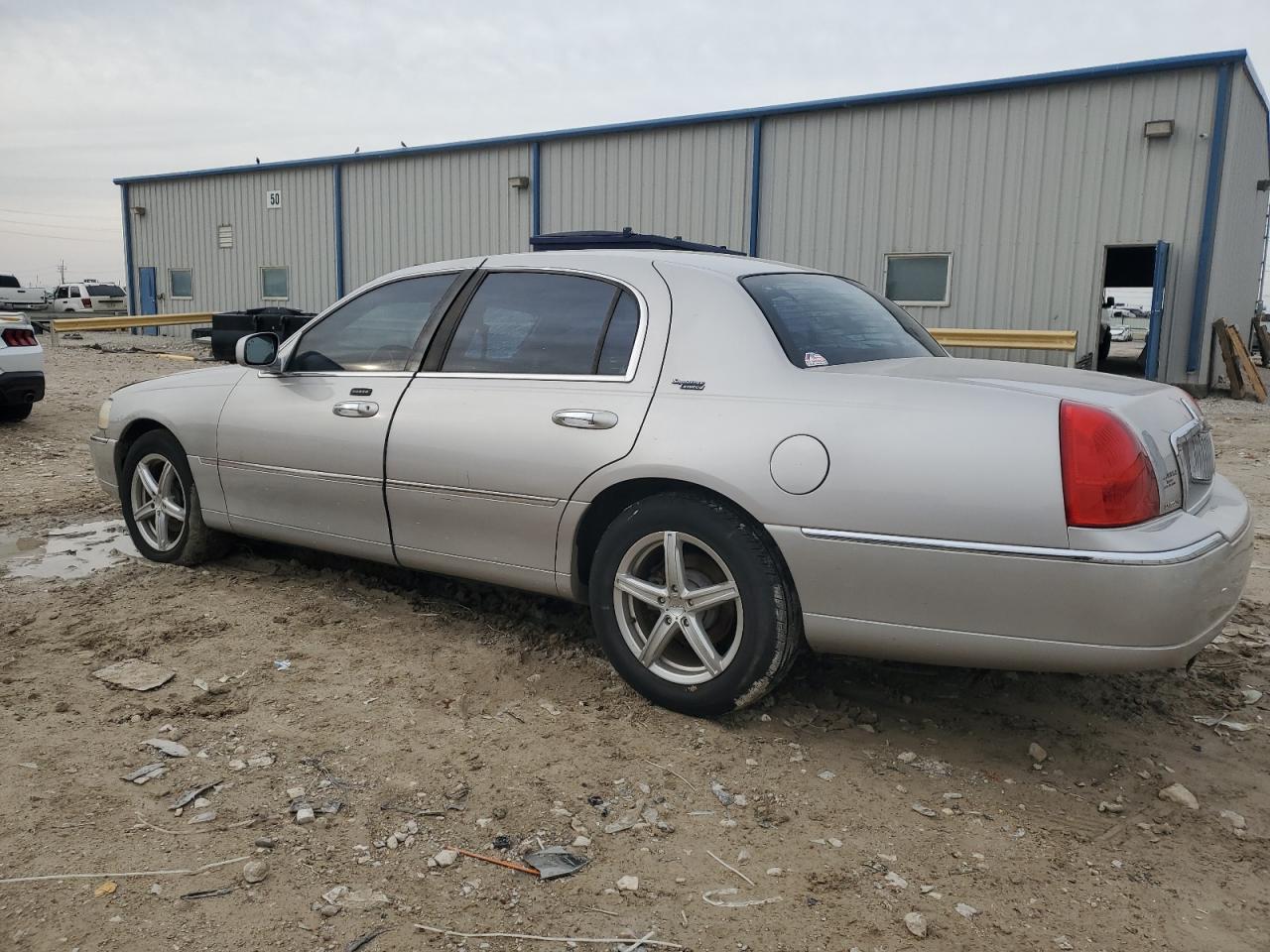 2011 Lincoln Town Car - Image 2