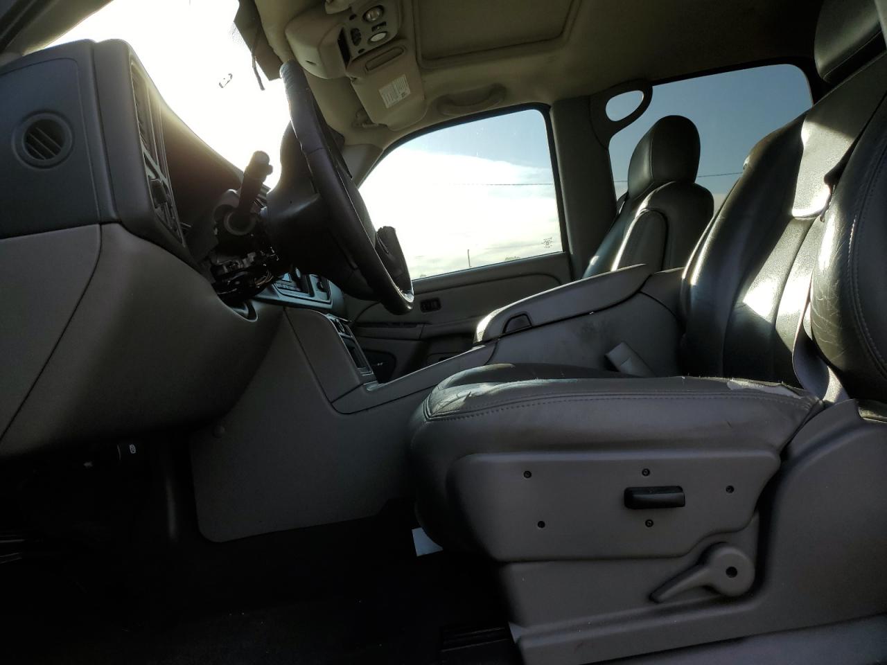 2005 Chevrolet Avalanche - Image 7