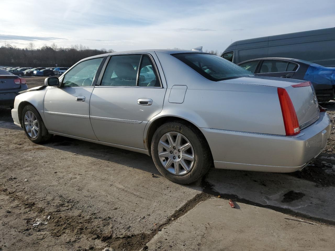 2011 Cadillac DTS - Image 2