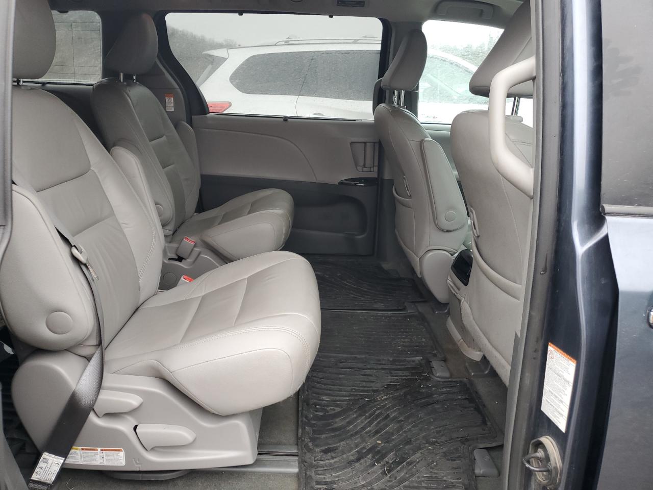 2017 Toyota Sienna - Image 11