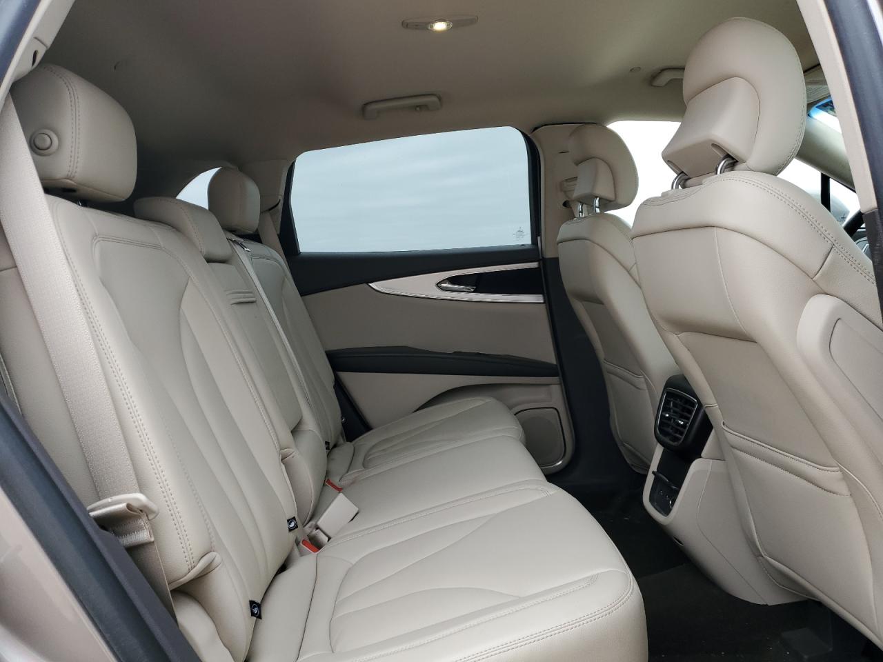 2019 Lincoln Nautilus - Image 11