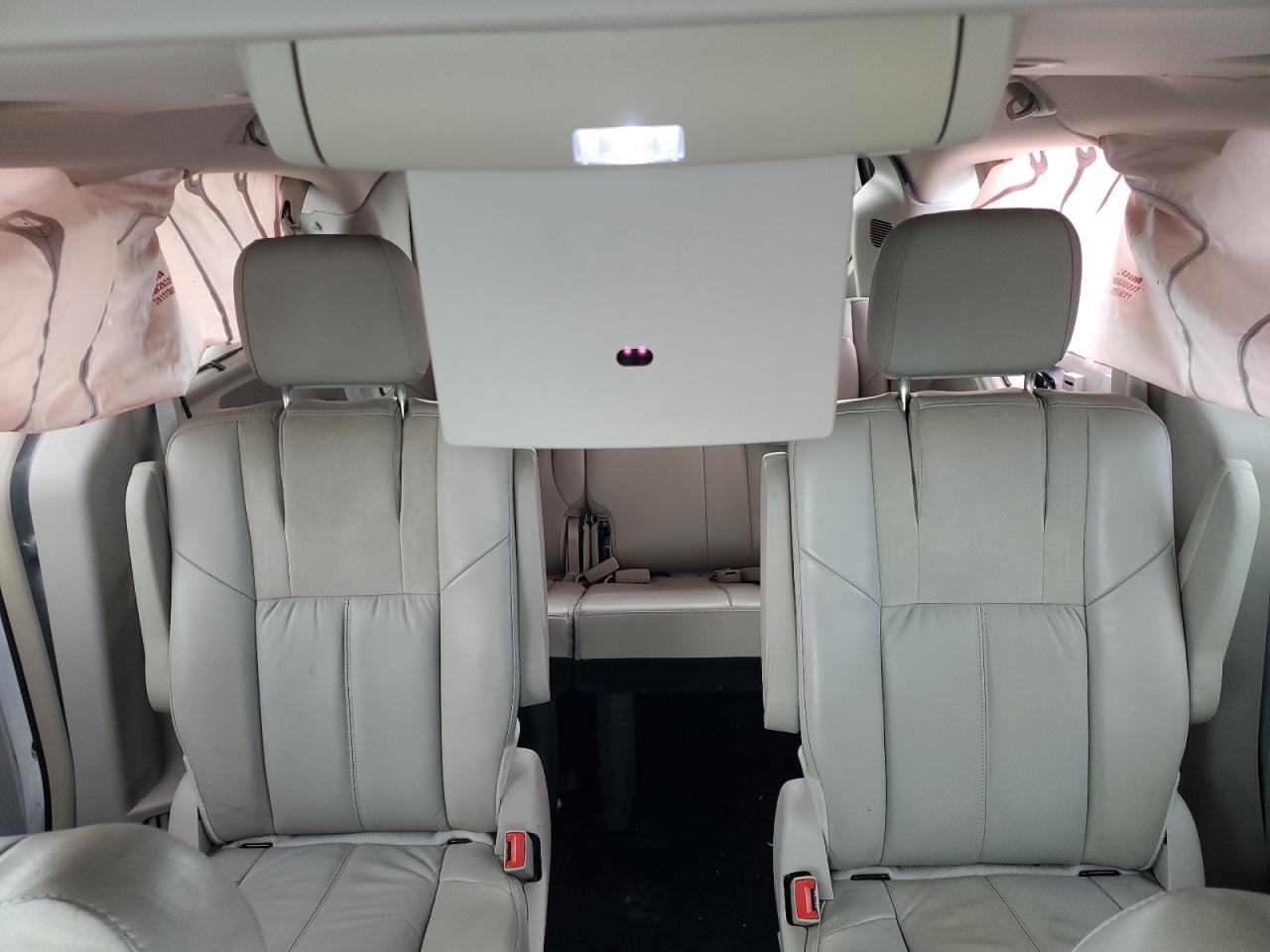2016 Chrysler Town & Country - Image 10
