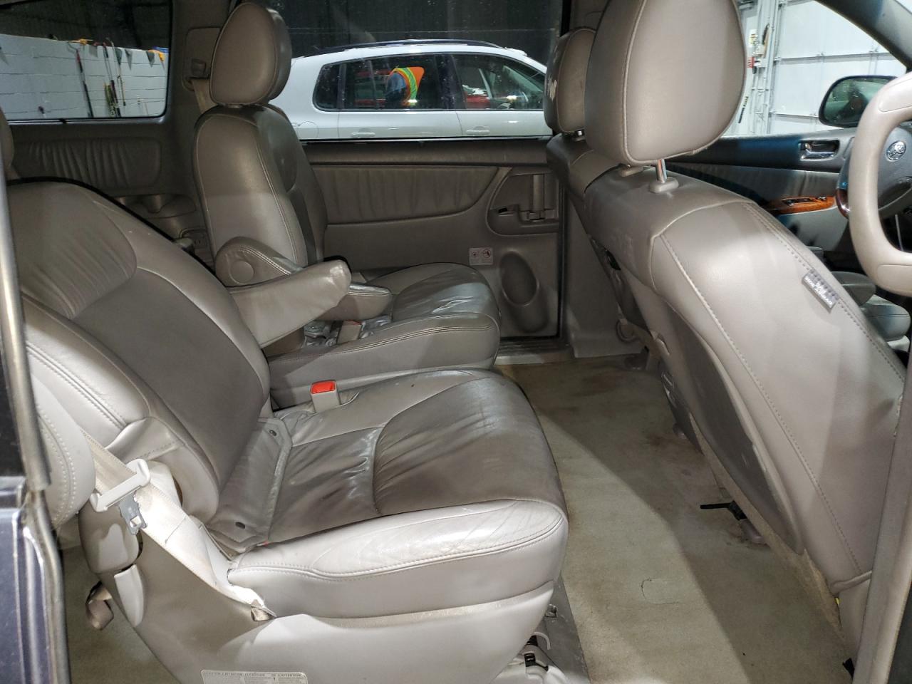 2009 Toyota Sienna - Image 11