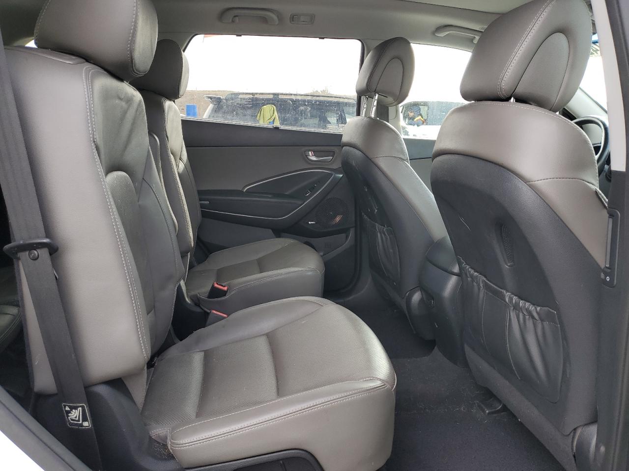 2016 Hyundai Santa Fe - Image 11
