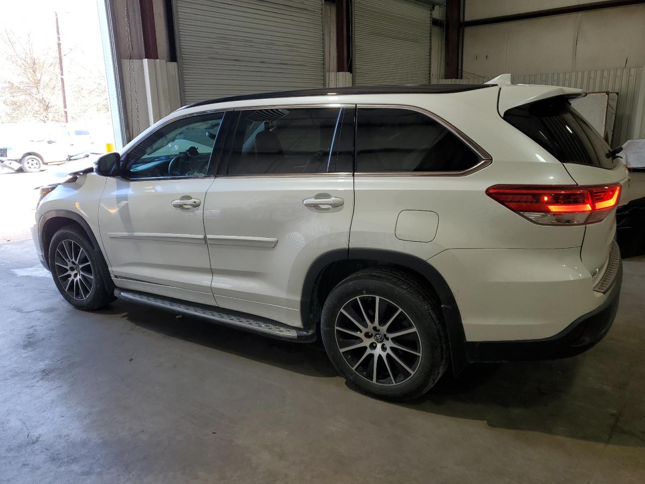 2017 Toyota Highlander - Image 2