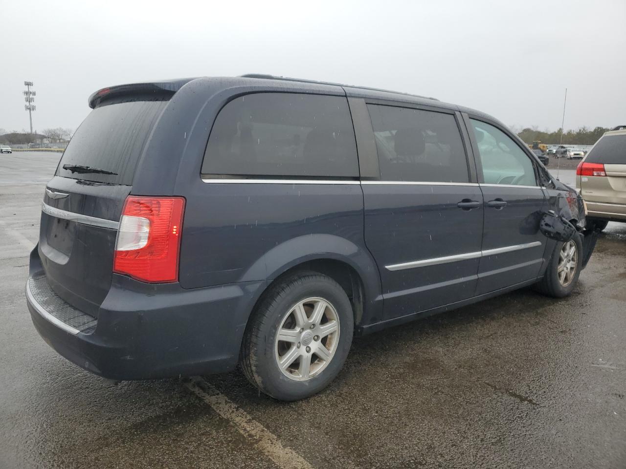 2011 Chrysler Town & Country - Image 3