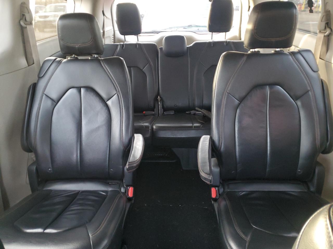 2017 Chrysler Pacifica - Image 10