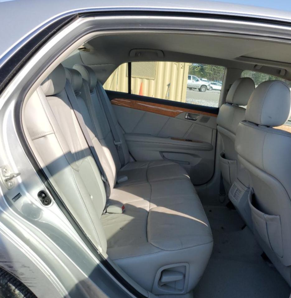 2005 Toyota Avalon - Image 10