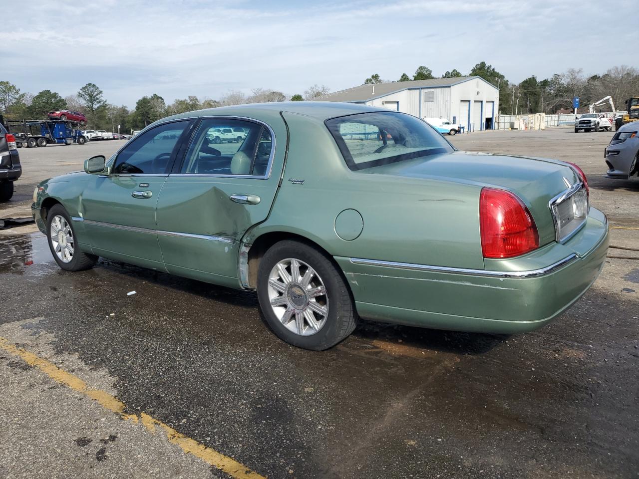 2007 Lincoln Town Car - Image 2