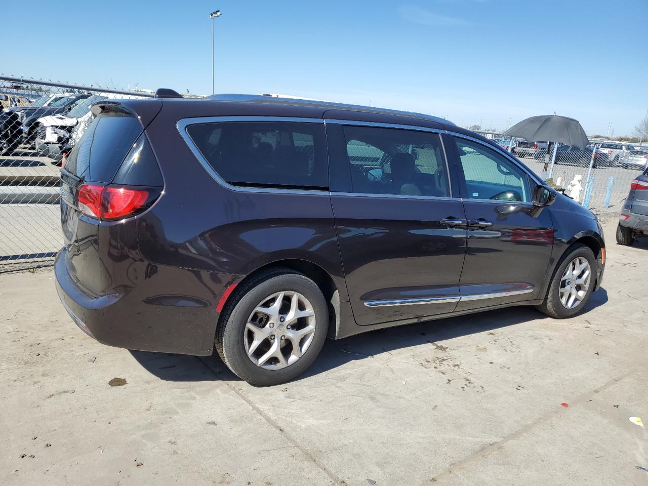 2017 Chrysler Pacifica - Image 3