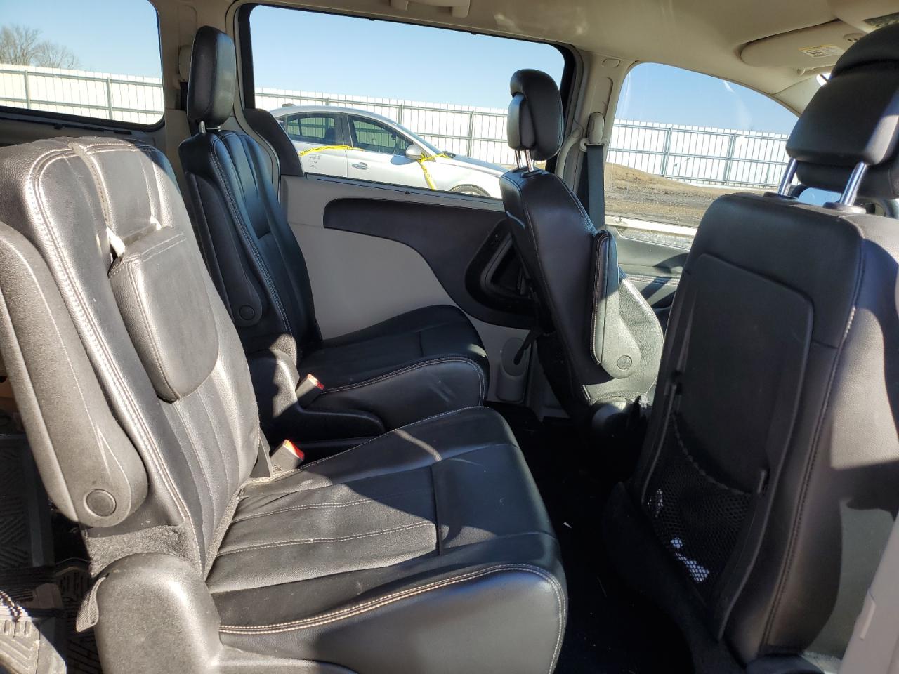 2014 Chrysler Town & Country - Image 10