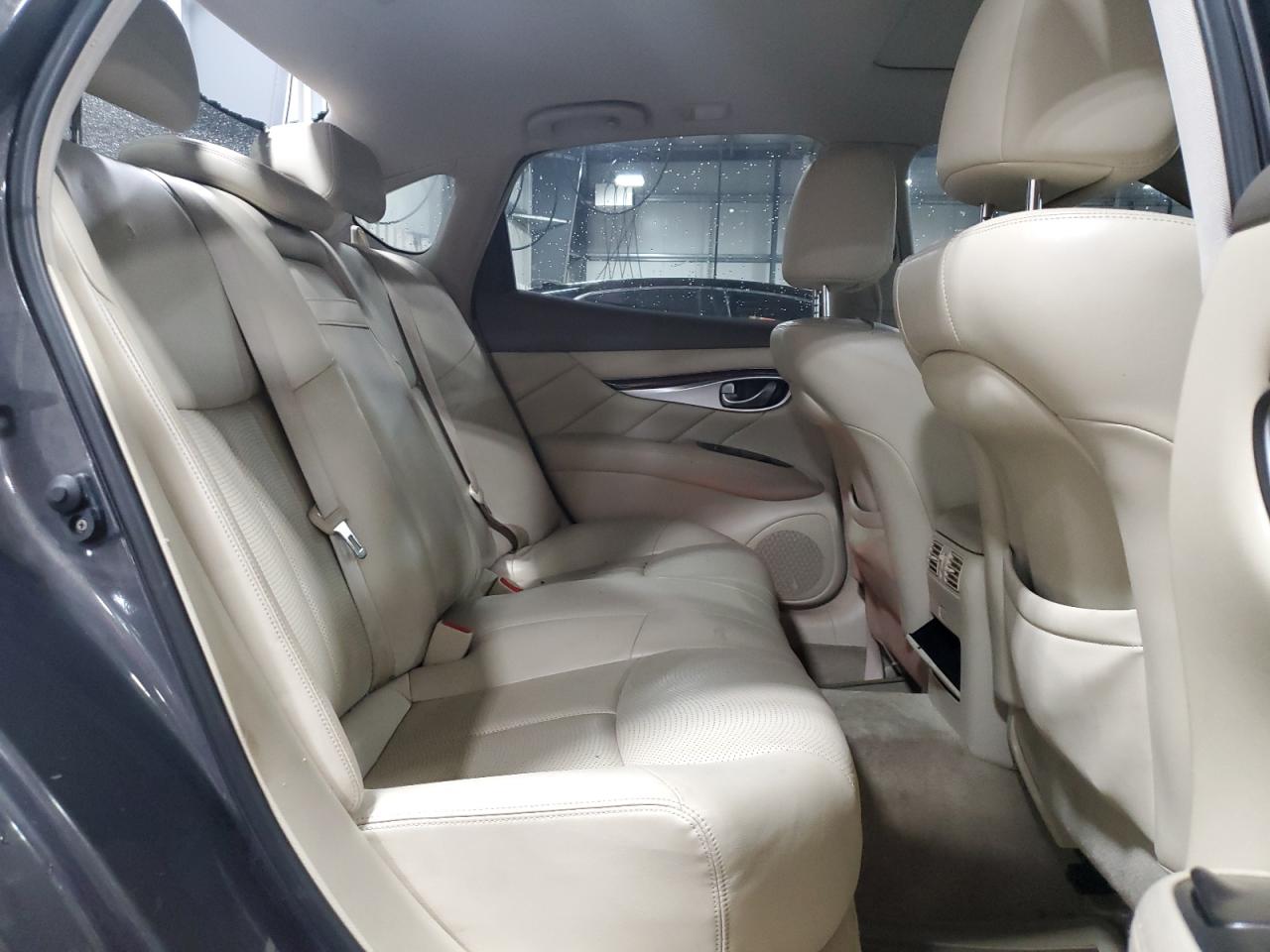2011 Infiniti M - Image 10