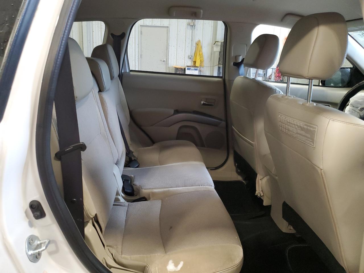 2010 Mitsubishi Outlander - Image 11