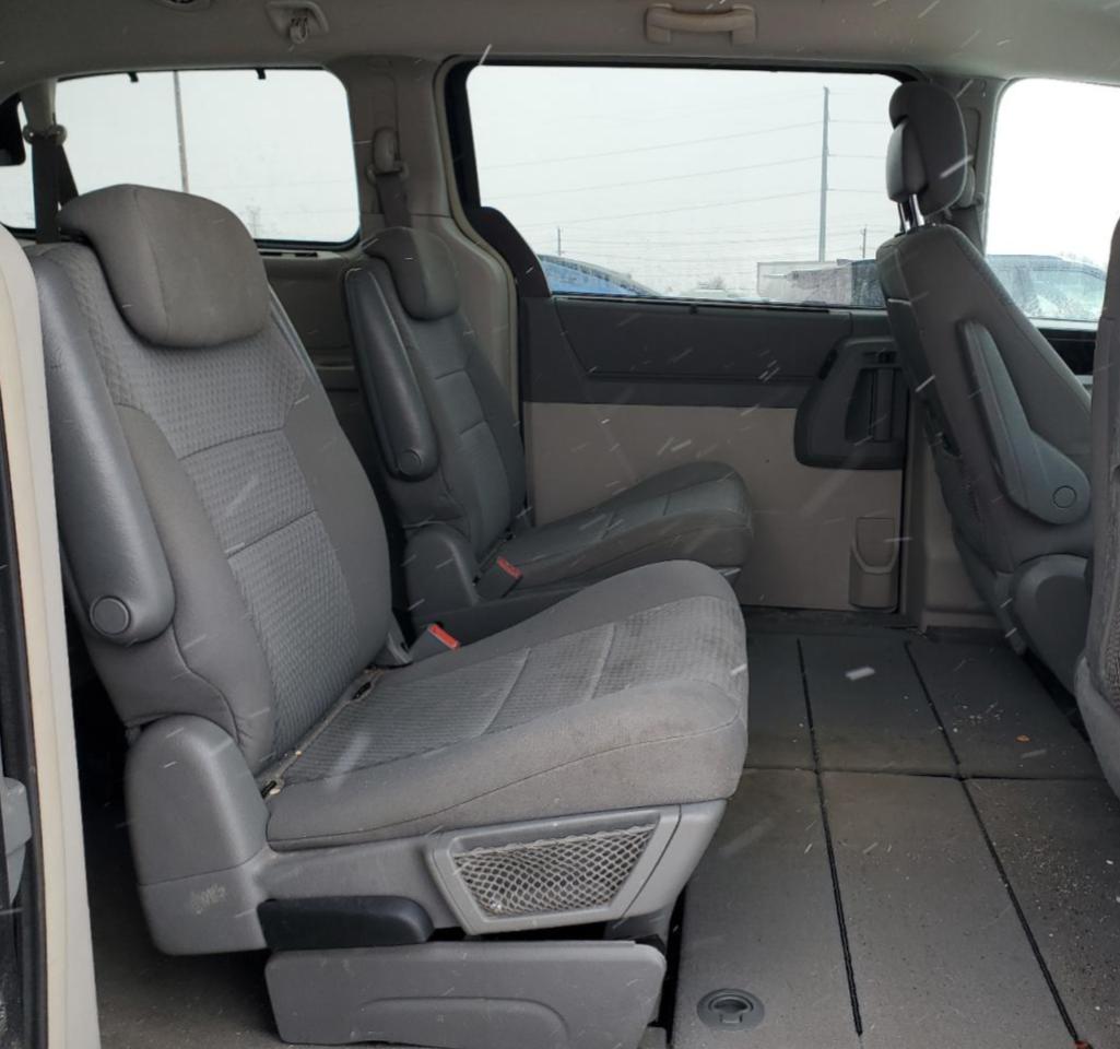 2010 Dodge Caravan - Image 11