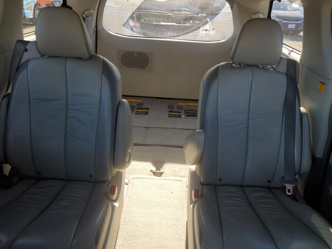 2011 Toyota Sienna - Image 10
