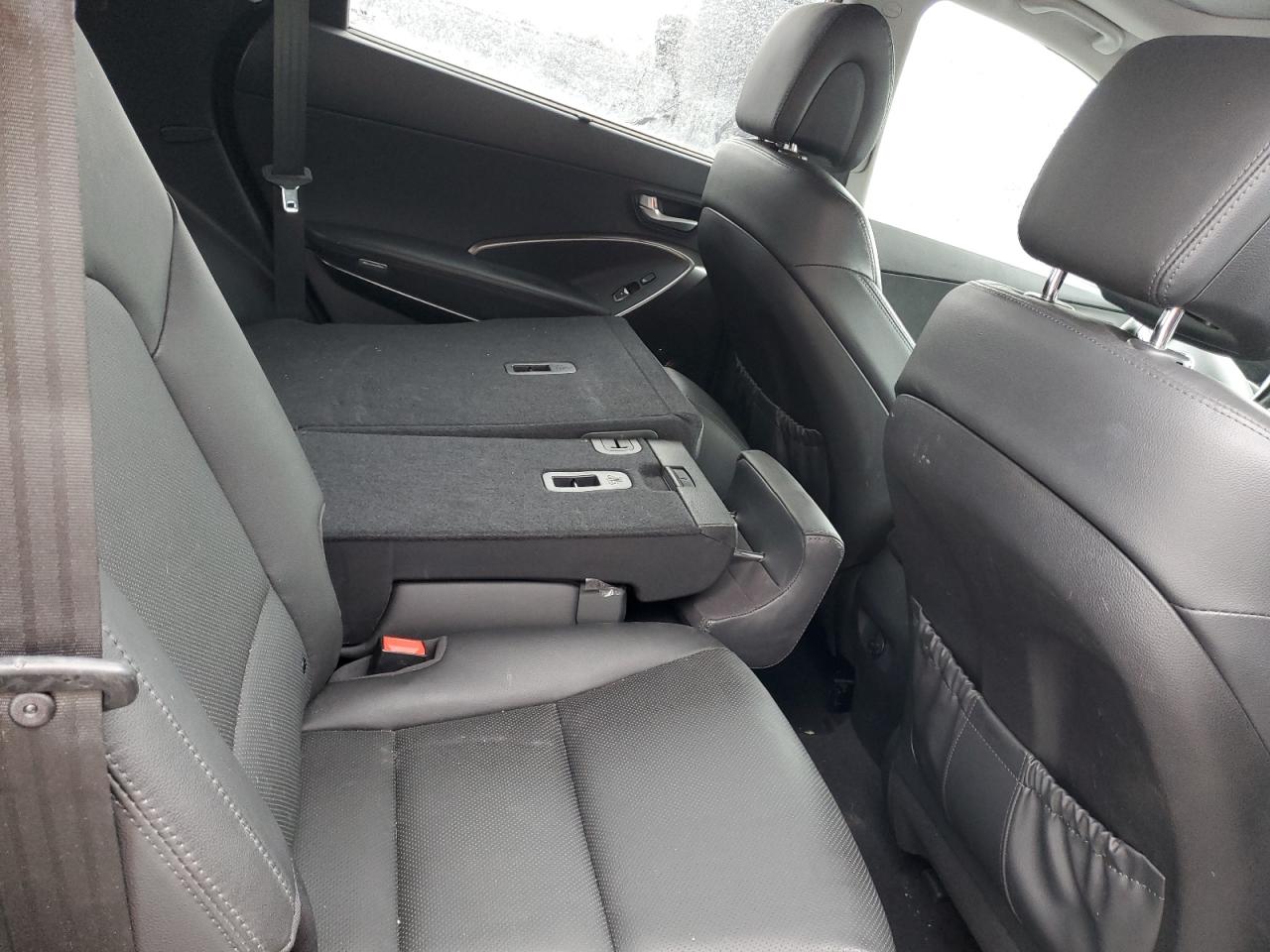 2018 Hyundai Santa Fe - Image 11