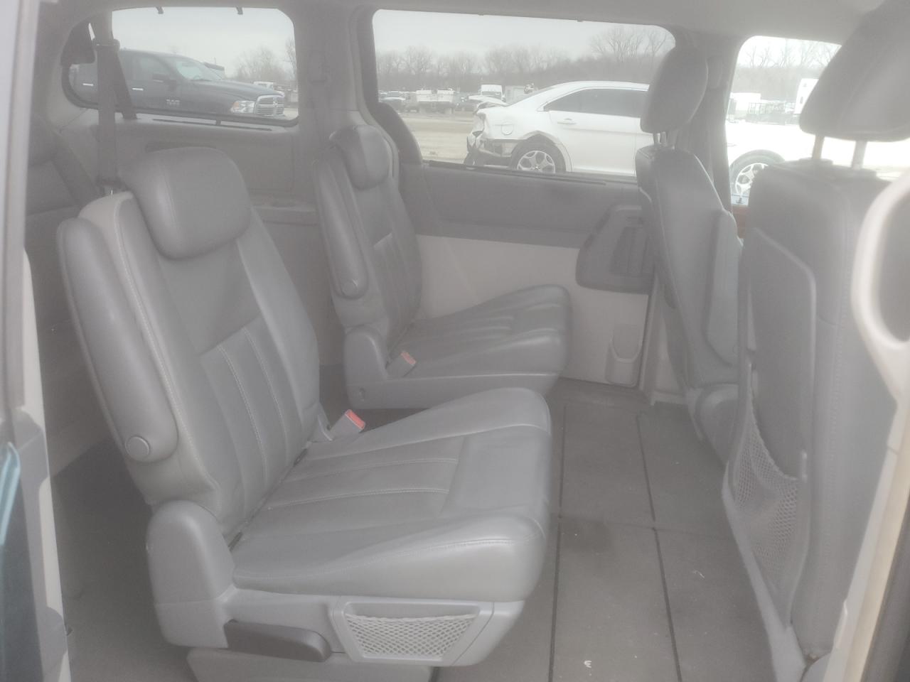 2009 Chrysler Town & Country - Image 11