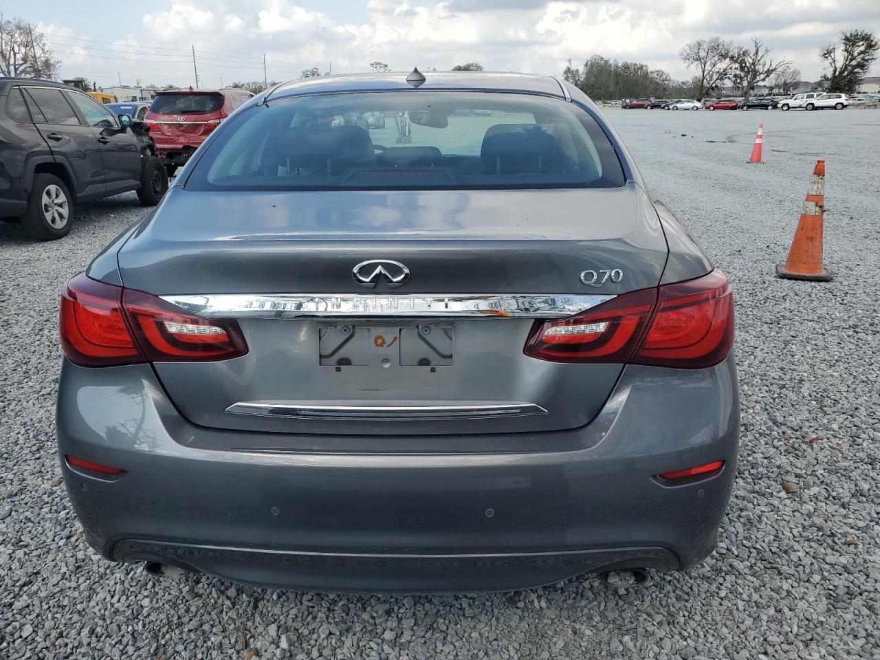 2017 Infiniti Q70 - Image 6