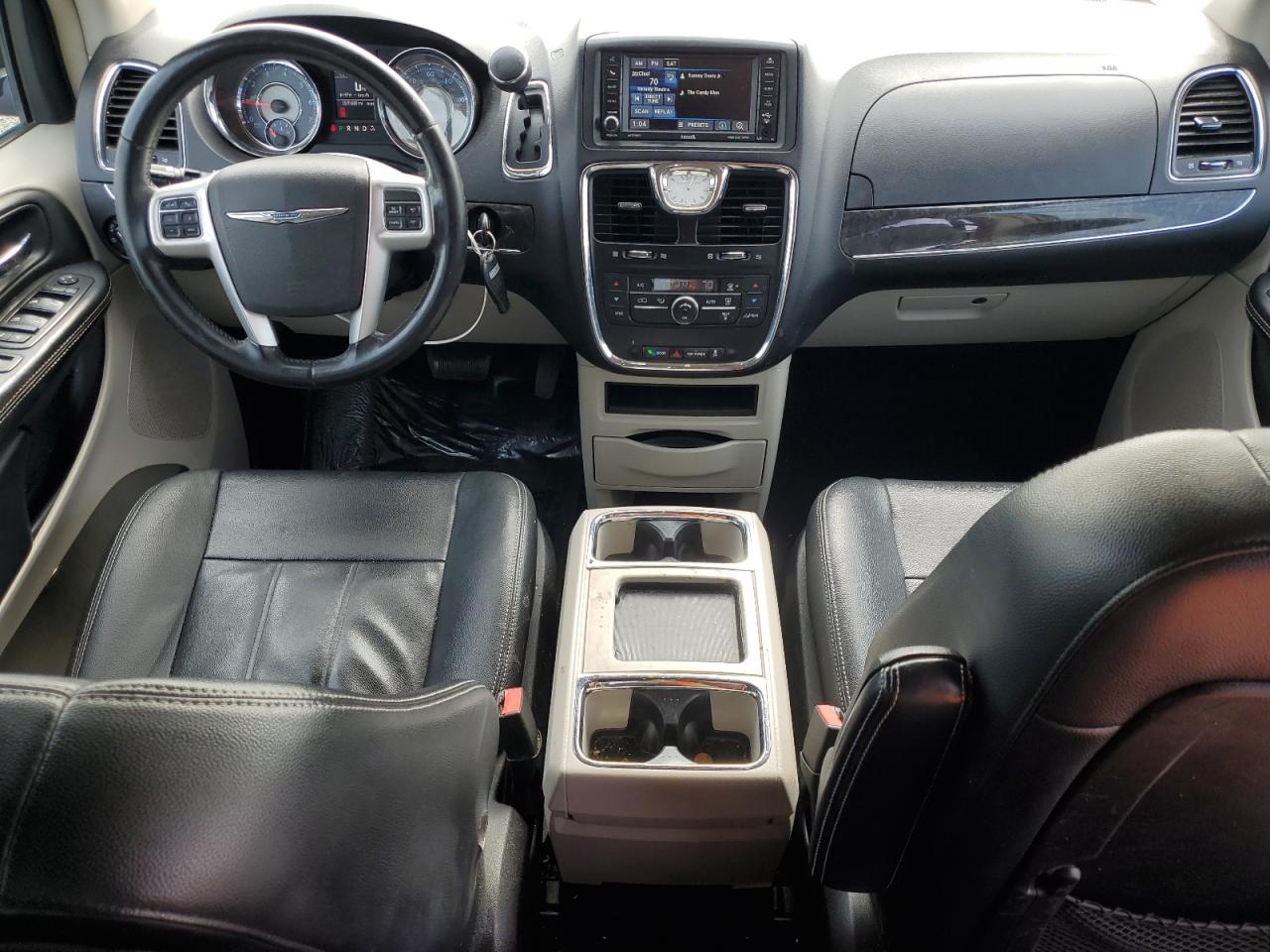 2015 Chrysler Town & Country - Image 8