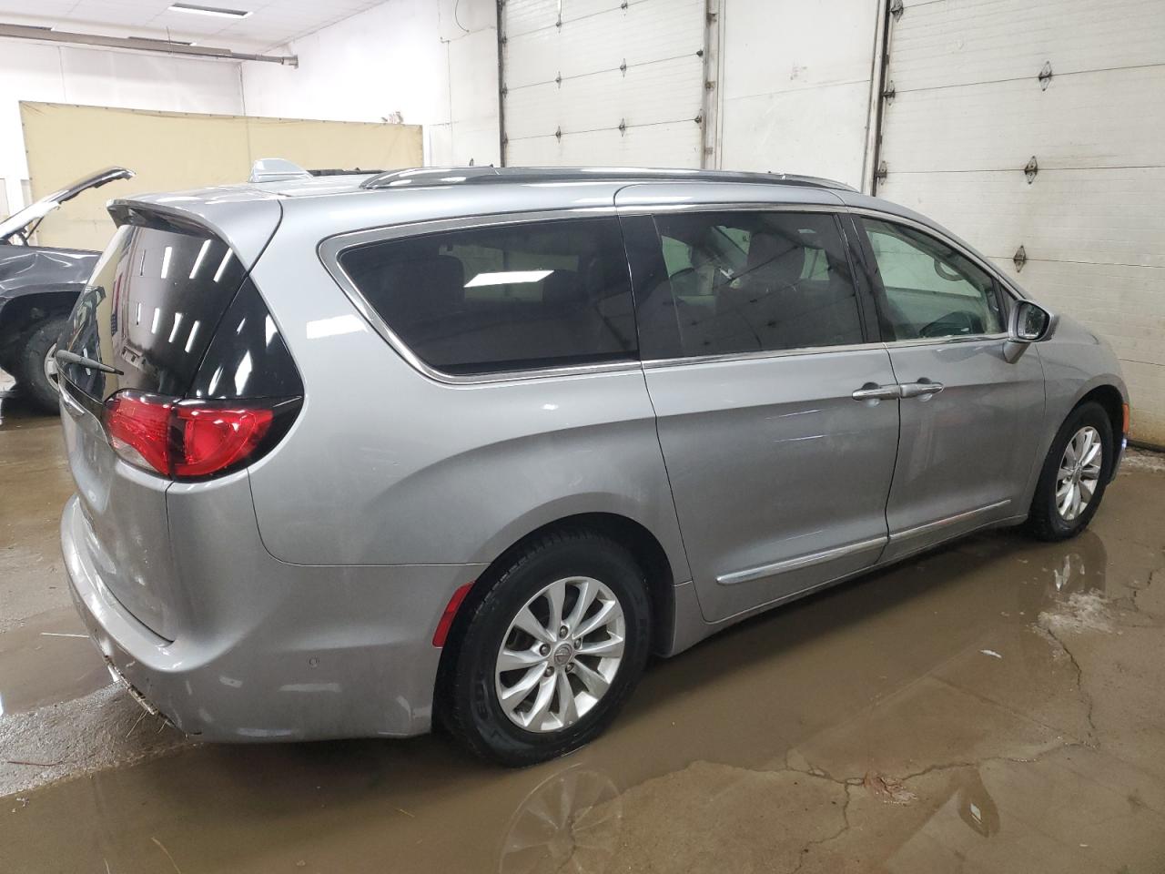 2018 Chrysler Pacifica - Image 3