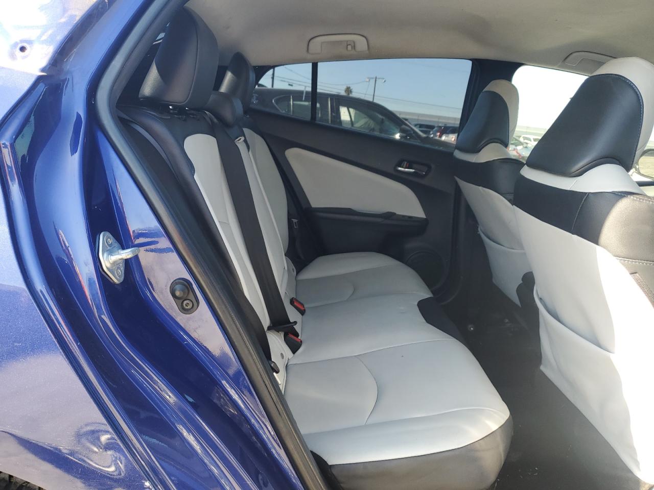 2017 Toyota Prius - Image 10