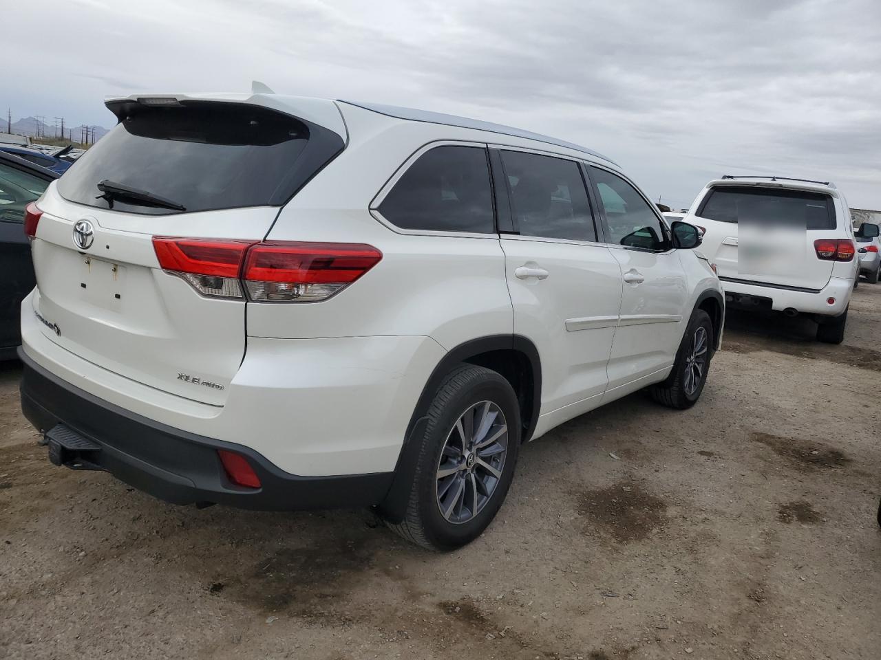 2017 Toyota Highlander - Image 3