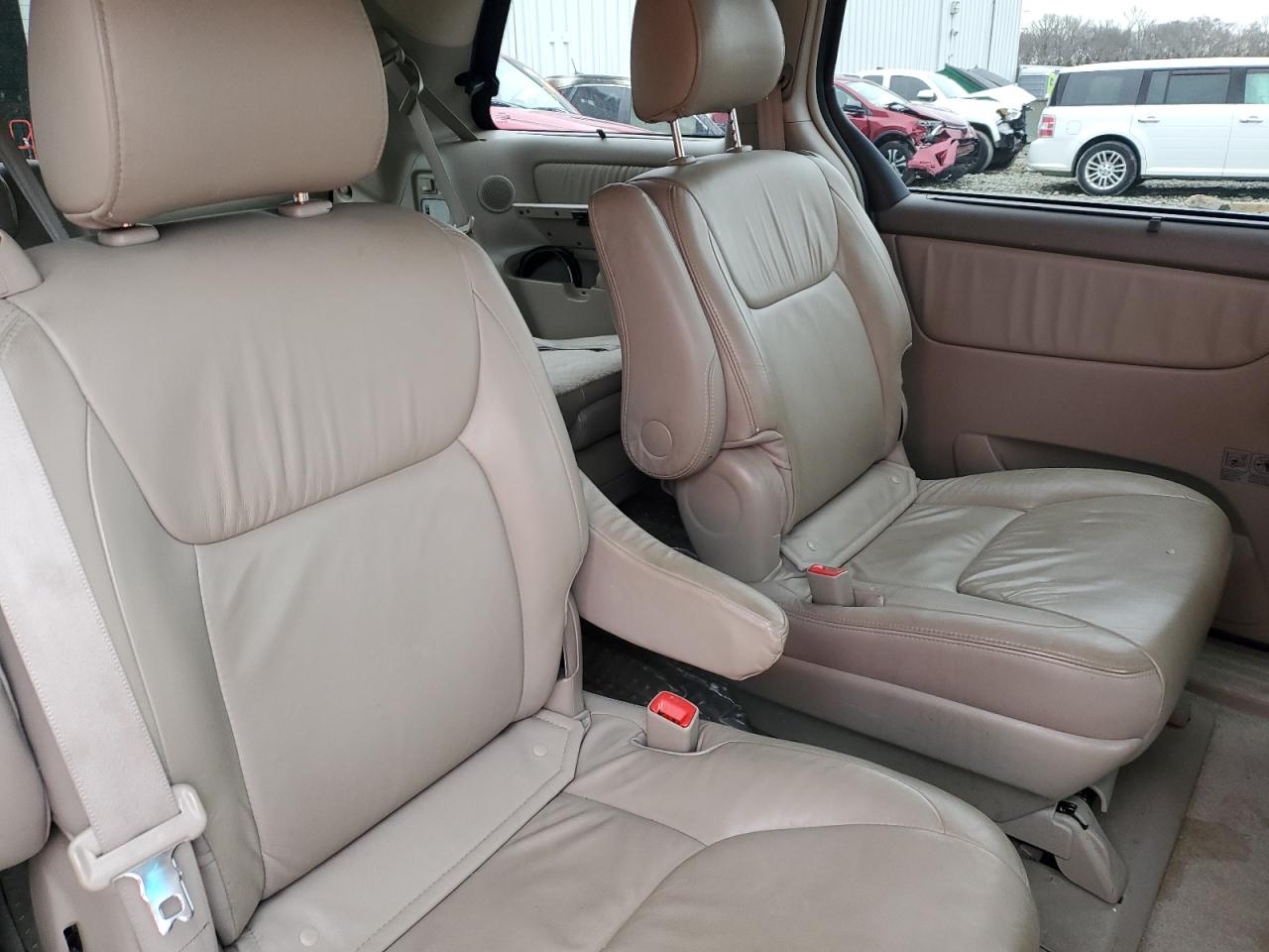 2008 Toyota Sienna - Image 11