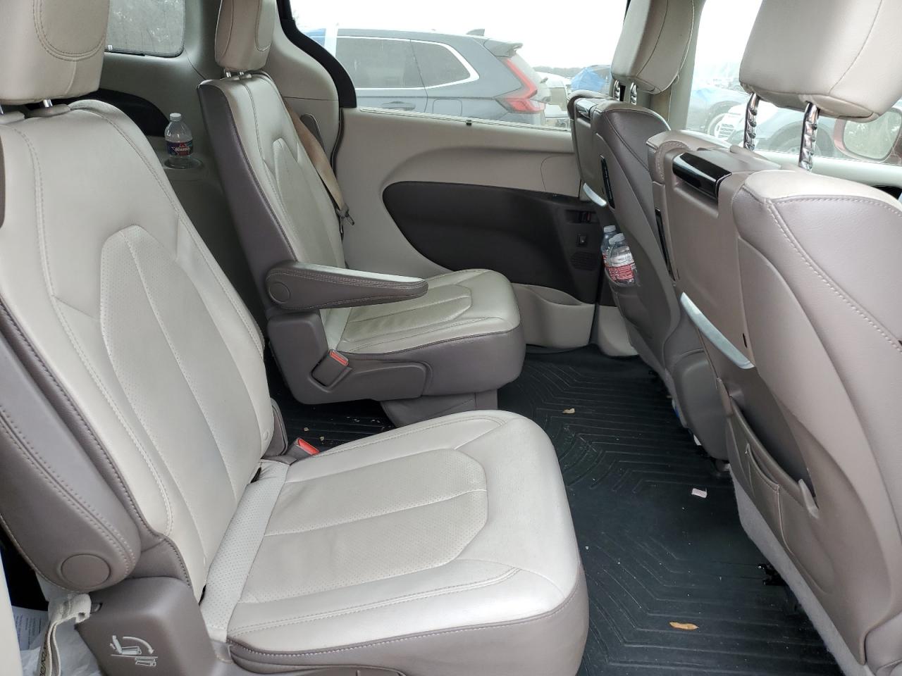 2017 Chrysler Pacifica - Image 12