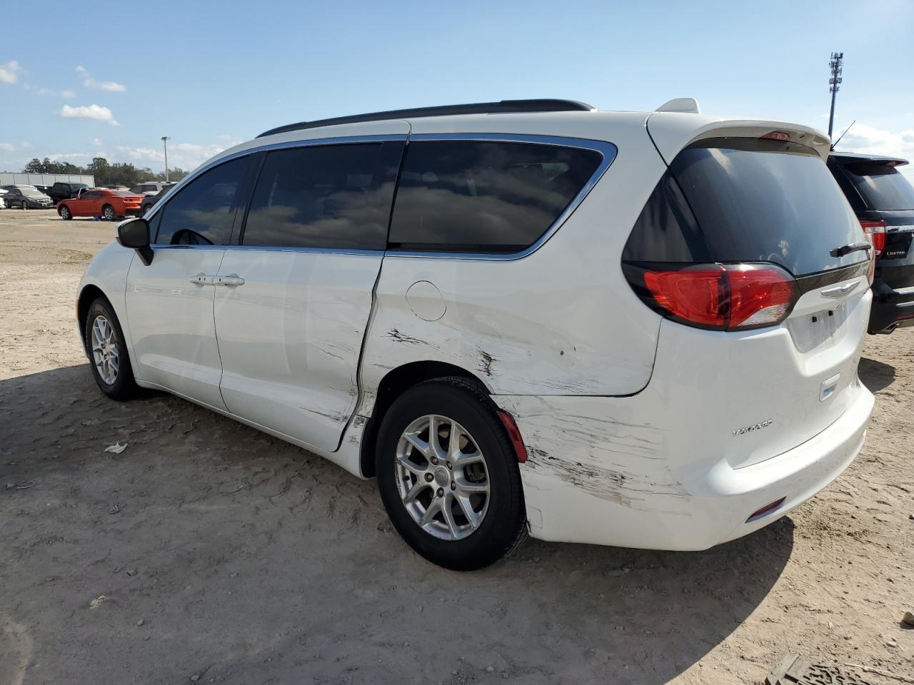 2020 Chrysler Voyager - Image 2