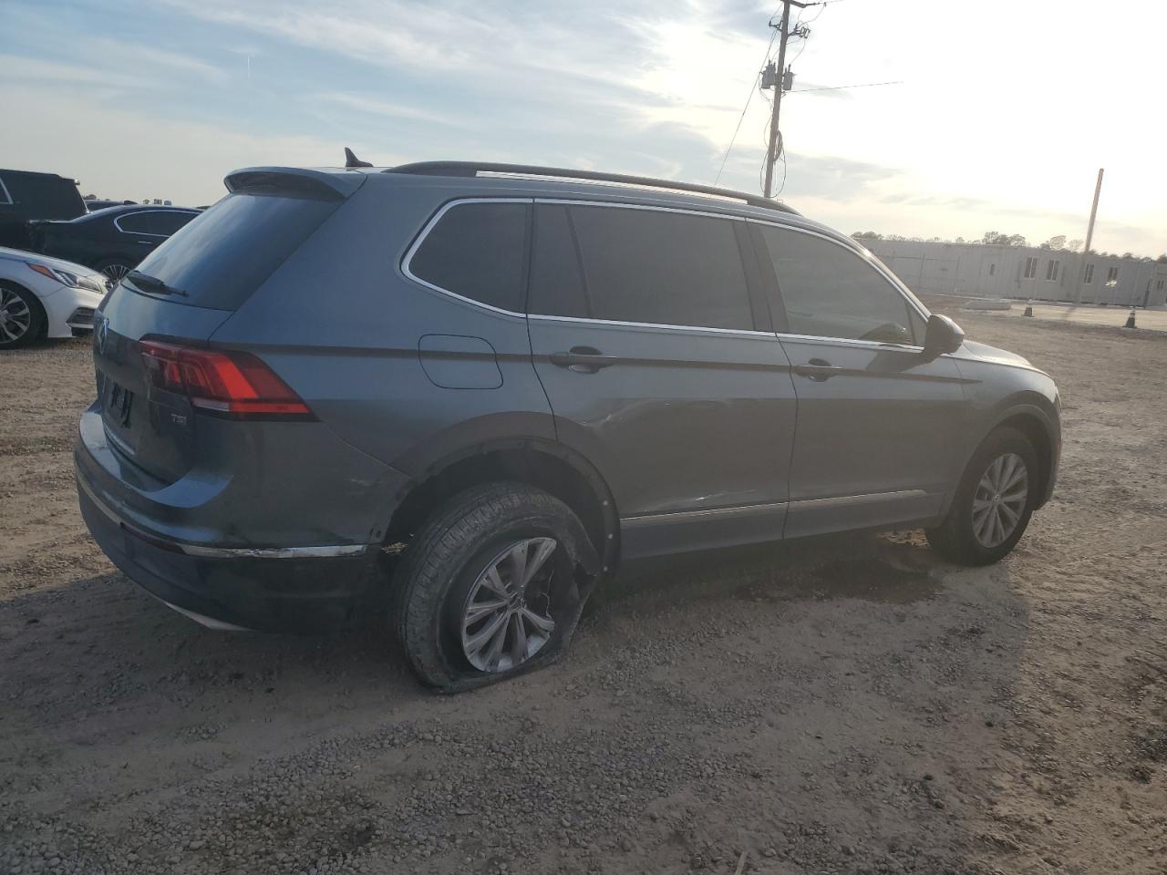 2018 Volkswagen Tiguan - Image 3