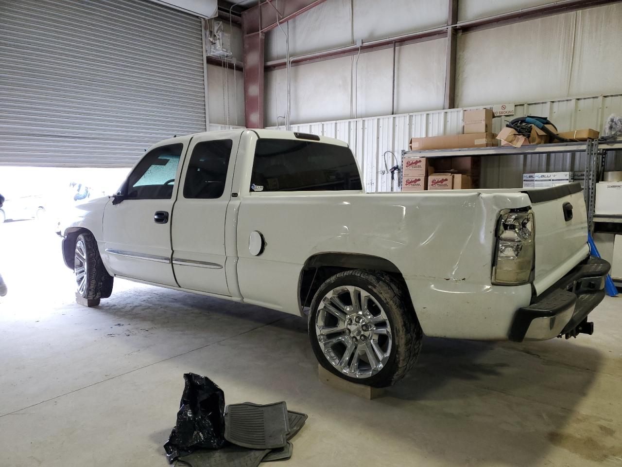 2006 GMC Sierra - Image 2
