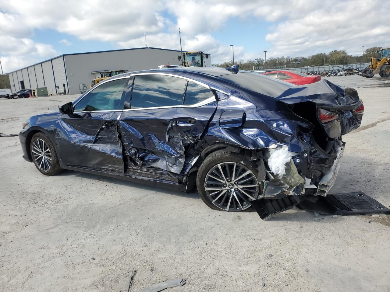2022 Lexus ES - Image 2