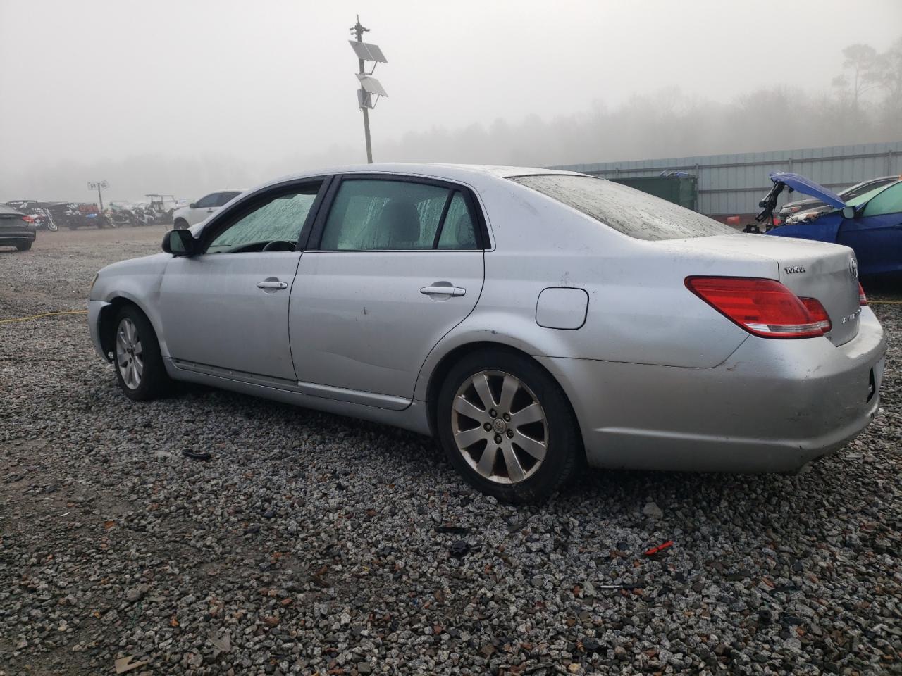 2006 Toyota Avalon - Image 2