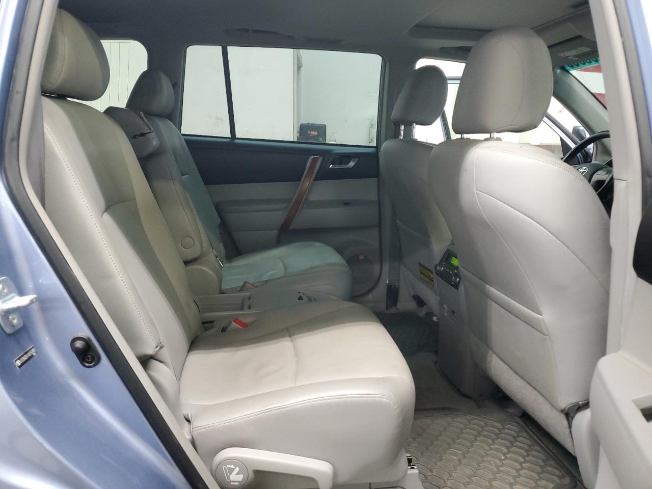 2010 Toyota Highlander - Image 11
