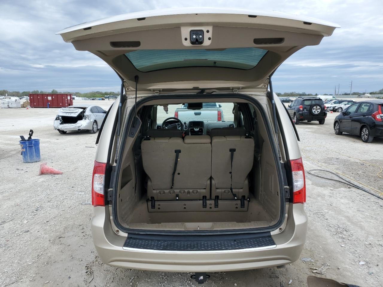 2013 Chrysler Town & Country - Image 6