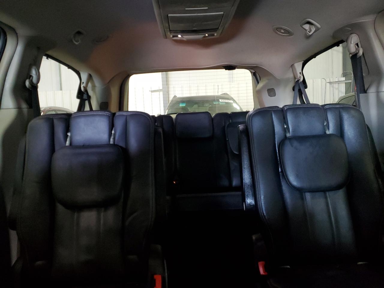 2012 Chrysler Town & Country - Image 10