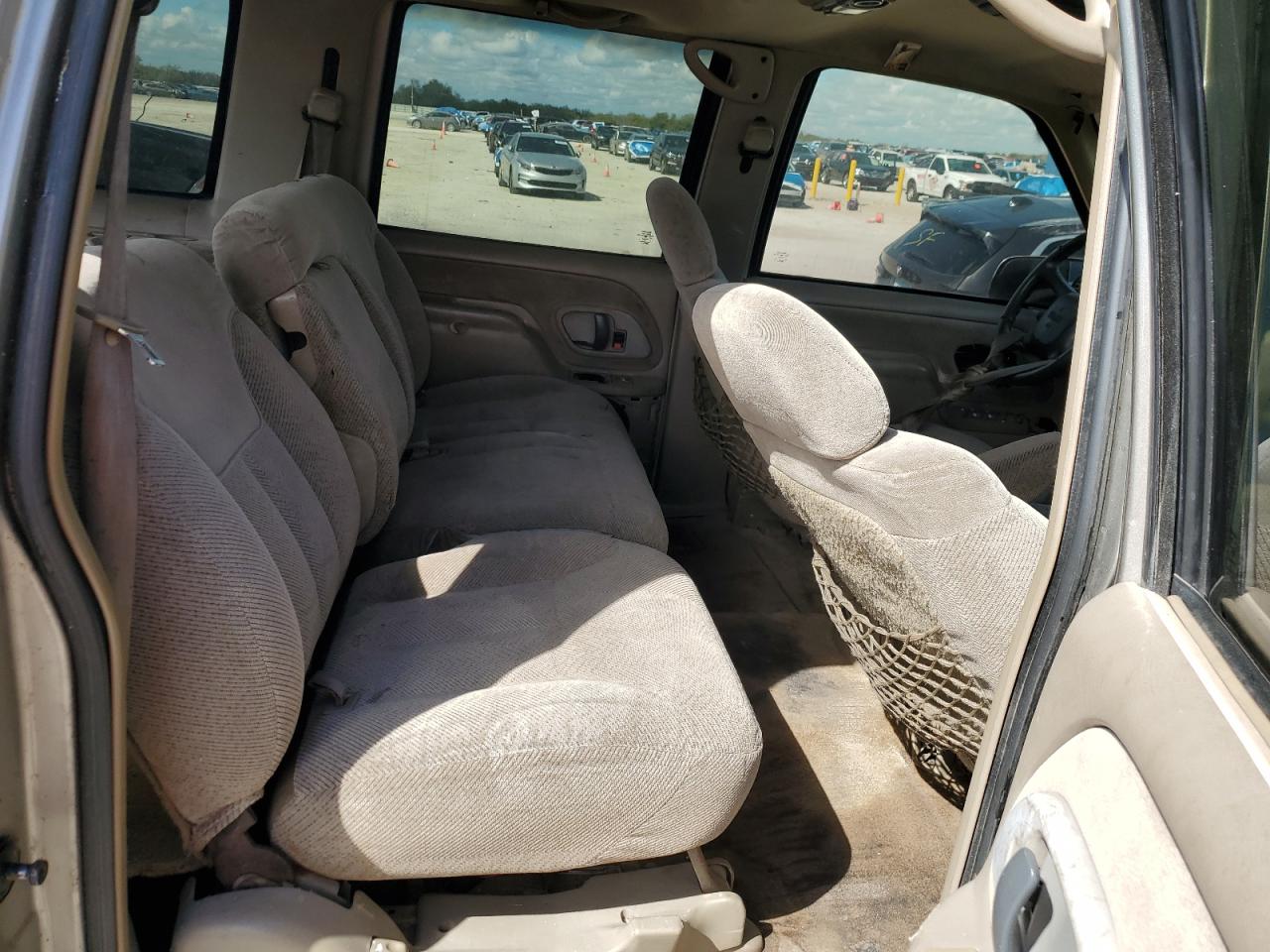 1999 GMC Suburban - Image 11