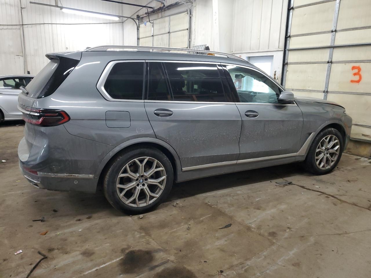 2023 BMW X7 - Image 3