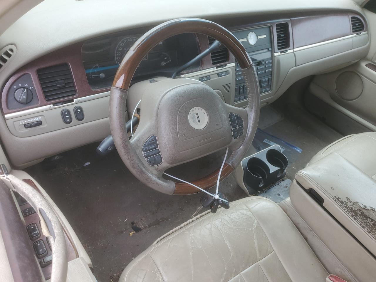 2003 Lincoln Town Car - Image 8