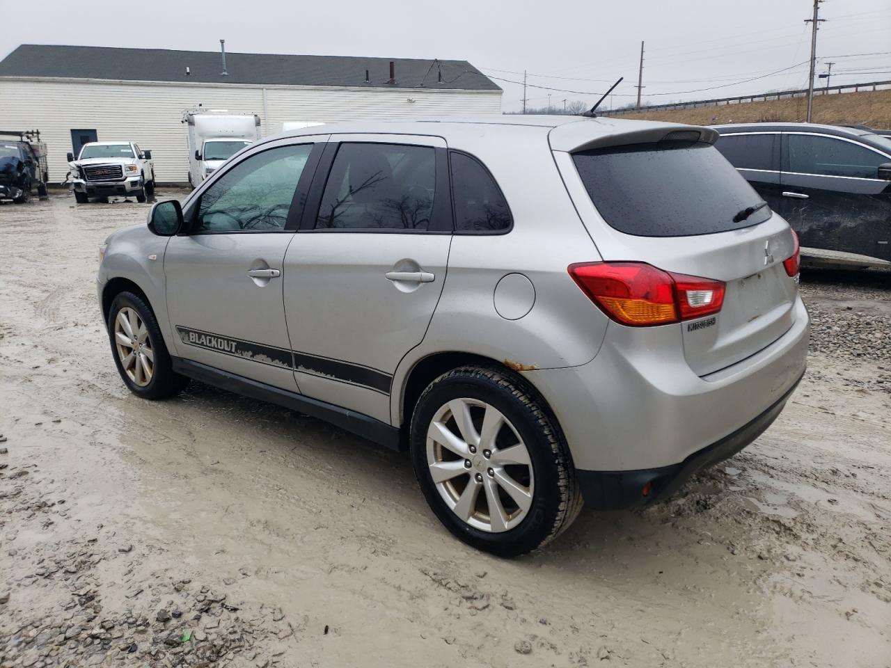 2013 Mitsubishi Outlander - Image 2