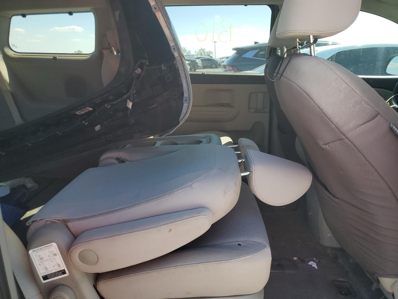 2016 Kia Sedona - Image 11