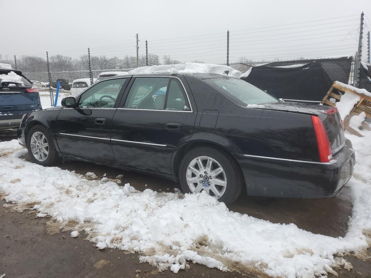 2011 Cadillac DTS - Image 2