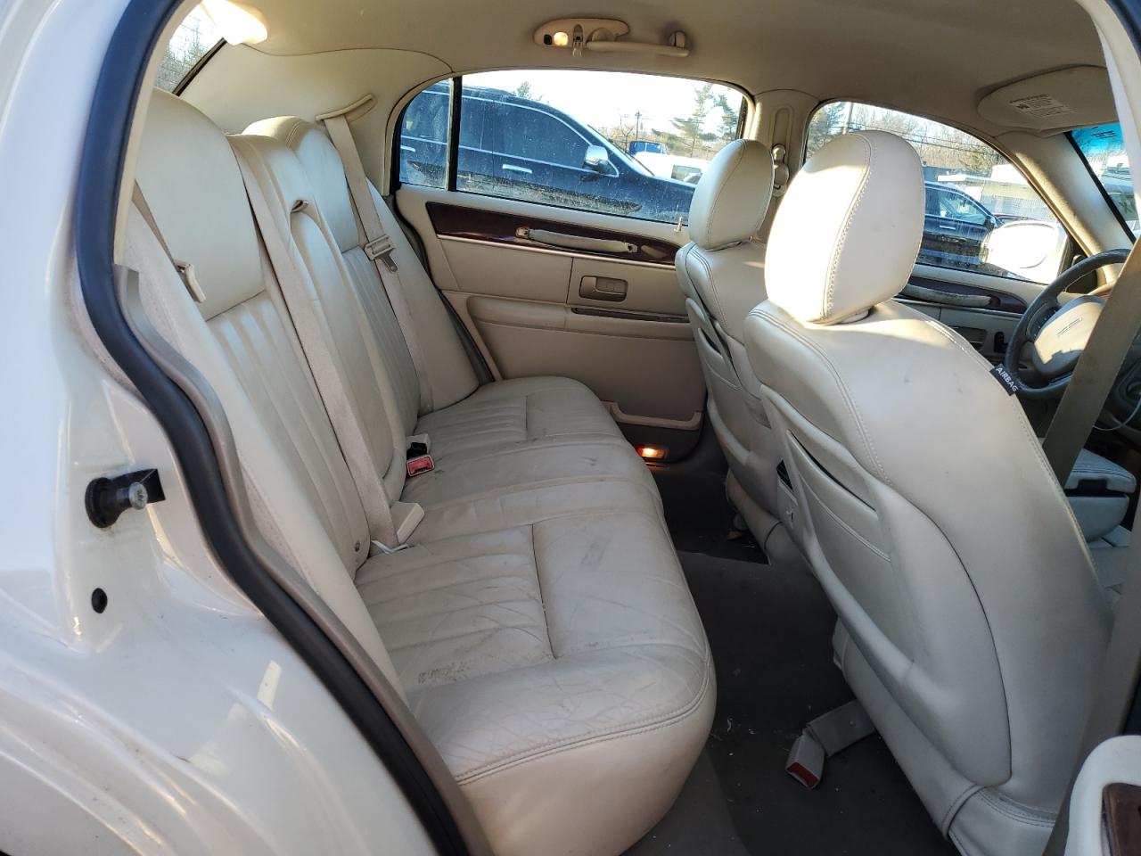 2005 Lincoln Town Car - Image 10