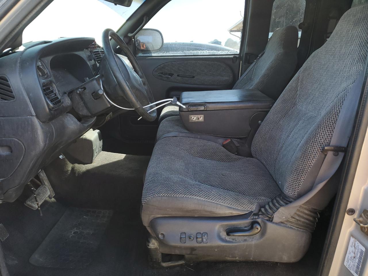 2000 Dodge RAM - Image 7