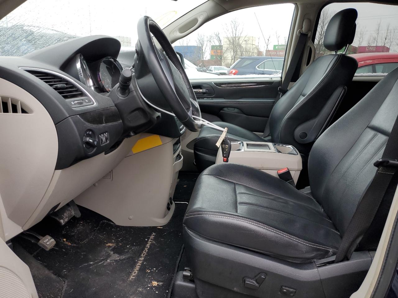 2013 Chrysler Town & Country - Image 7
