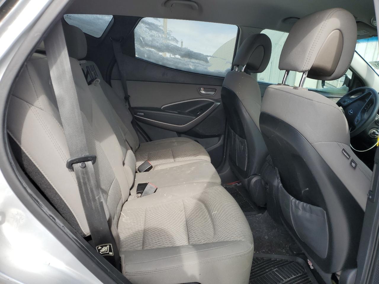 2016 Hyundai Santa Fe - Image 11