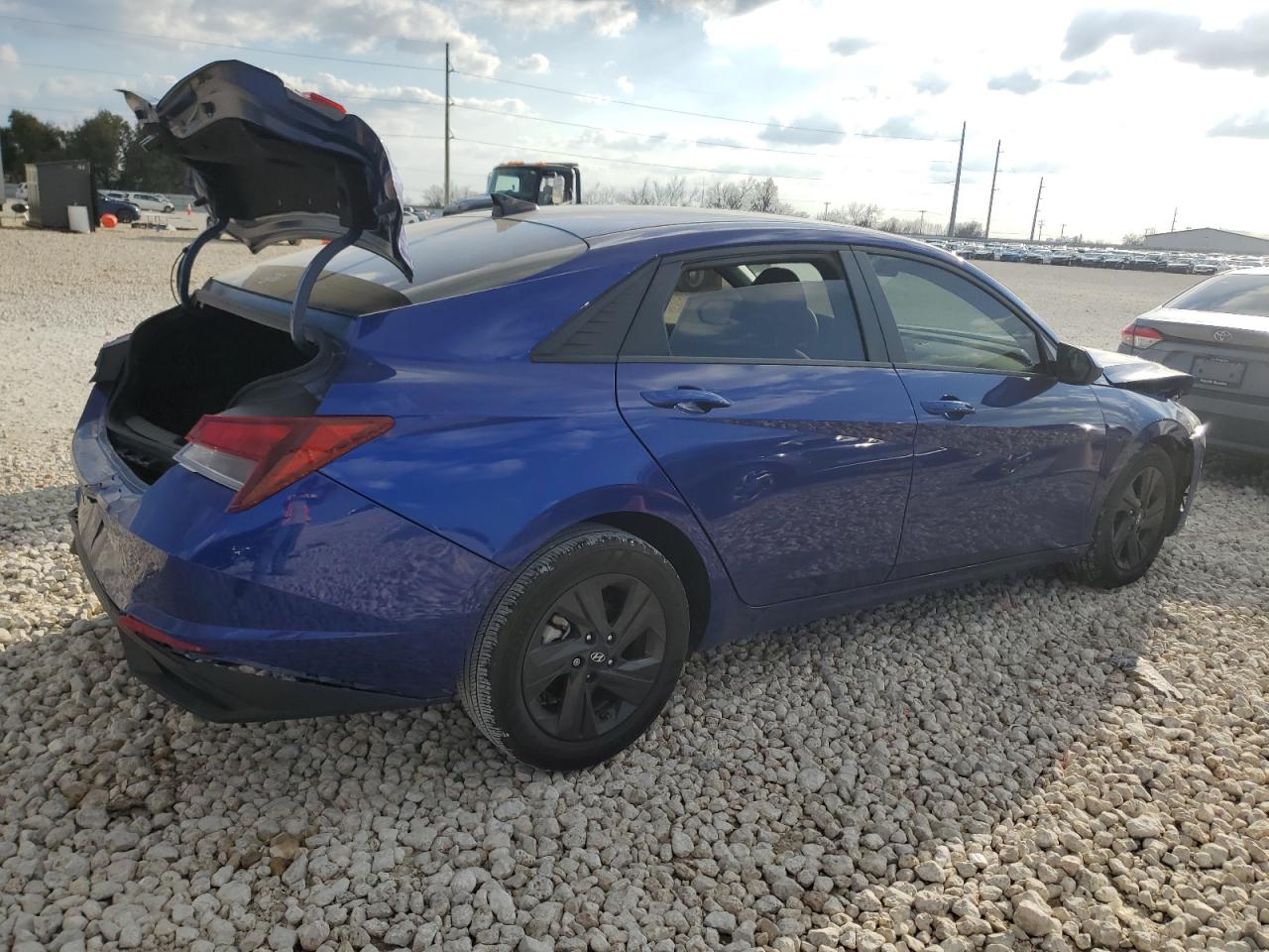 2023 Hyundai Elantra - Image 3