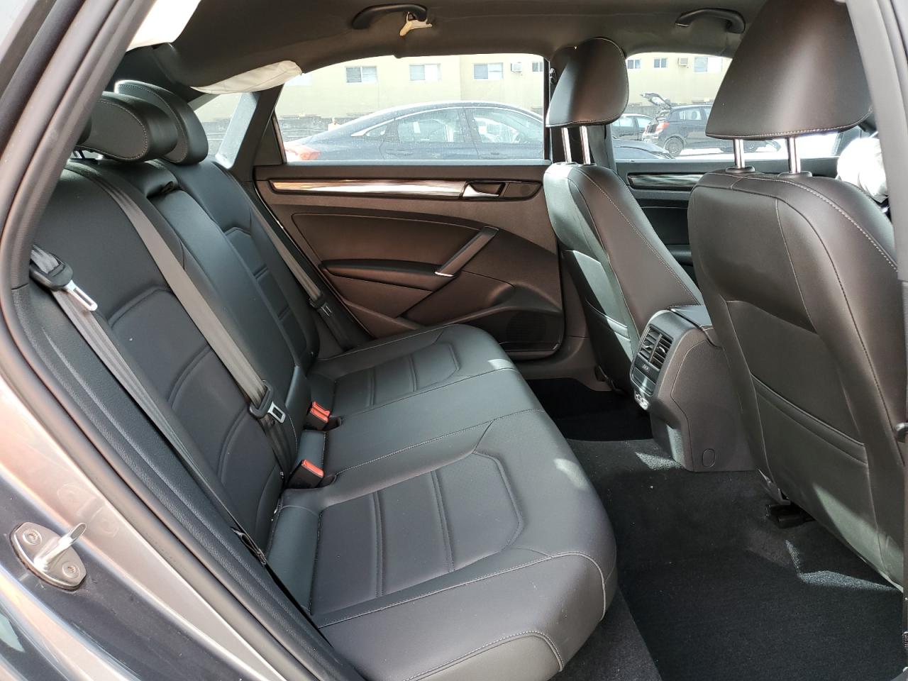 2021 Volkswagen Passat - Image 10